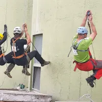 Na vrh silosa po vrvi le pet sekund počasneje od dvigala