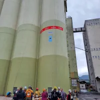 Na vrh silosa po vrvi le pet sekund počasneje od dvigala
