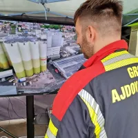 Na vrh silosa po vrvi le pet sekund počasneje od dvigala