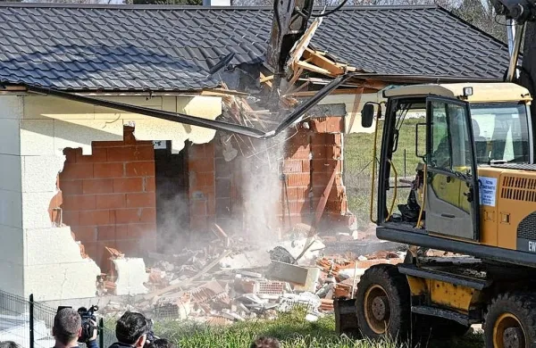 V hrvaški Istri je po nekaterih ocenah 50.000 nezakonitih gradenj, 
med lastniki so tudi Slovenci.