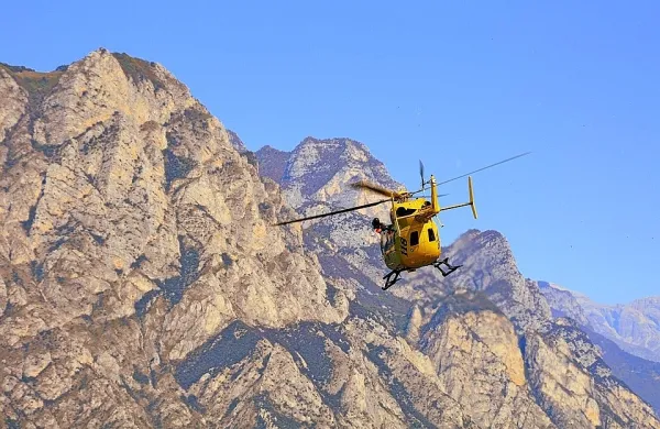 Kolesarje, ki jih je v dolino prepeljal helikopter, lahko doleti kazen. 
Fotografija je simbolična.