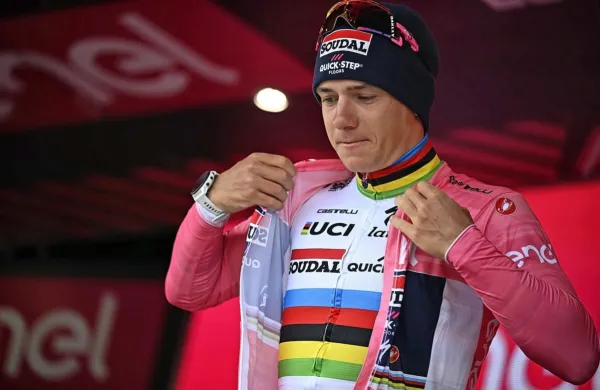 Komaj je belgijski kolesar Remco Evenepoel oblekel rožnato 
majico vodilnega  v skupnem seštevku Gira, že jo je moral sleči in 
končati dirko po Italiji.