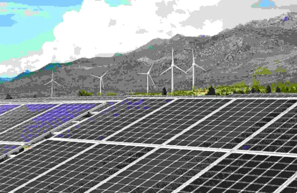 V kraju Obrovac na severu Dalmacije so  uradno odprli največjo 
komercialno sončno elektrarno na Hrvaškem, vredno 6,9 milijona 
evrov. 