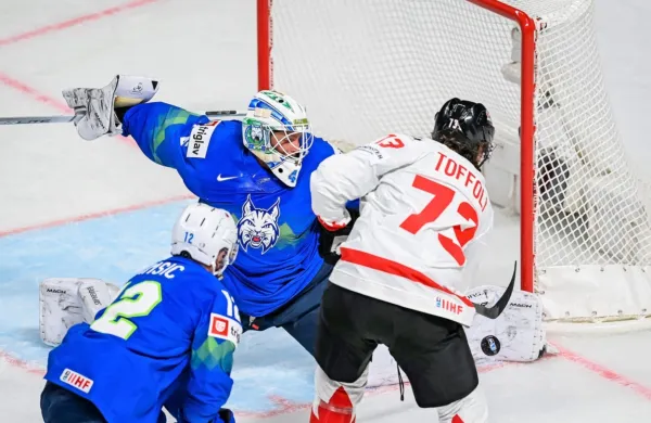 Luka Gračner je imel v slovenskih vratih pričakovano precej dela 
na dvoboju s Kanadčani. 