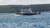 Pomorski  policisti  zadnja  leta  na  morju  delajo  predvsem    z  
gumenjakoma kanadskega  izdelovalca  Titan  Boats.  Krstili  so ju  
jeseni  leta  2016,  zanju  so  odšteli  približno 1,2  milijona  evrov.       