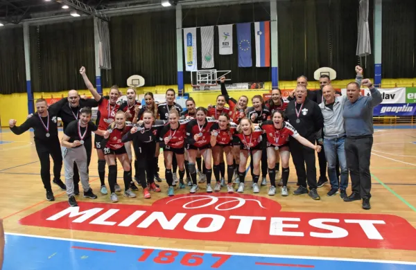 Tako so se rokometašice Mlinotesta po zadnji domači tekmi 
veselile podelitve srebrnih odličij.