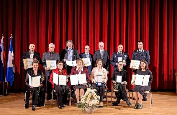 Pivški župan Robert Smrdelj v družbi letošnjih občinskih nagrajencev. 