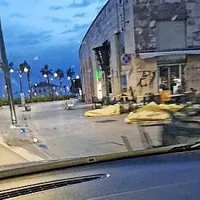 Burja je  pometala senčnike pred lokalom na promenadi v Kopru.