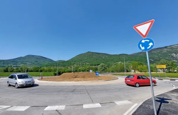 Avtomobili so se po prvem betonskem krožišču v Sloveniji zapeljali že konec aprila, a z gradnjo krožišča na 
Ajševici so izvajalci zaključili minulo sredo.