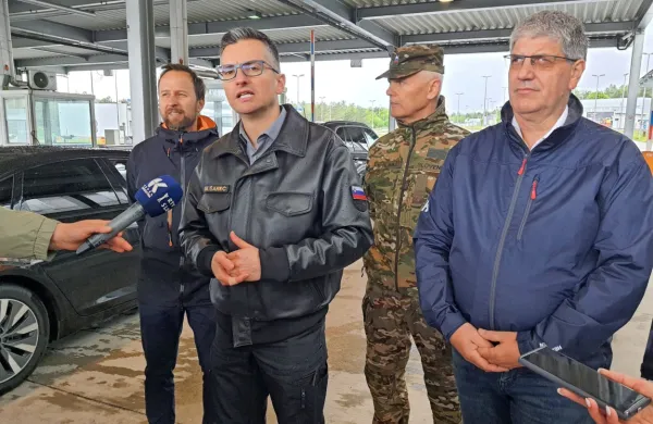 Ilirskobistriški župan Gregor Kovačič, minister za obrambo Marjan 
Šarec, načelnik generalštaba Slovenske  vojske Robert Glavaš in 
notranji minister Boštjan Poklukar (z leve) so bili zadovoljni, da 
odstranjevanje  ograje na meji poteka po načrtih.