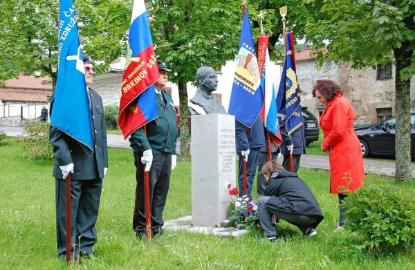 Zborovanje v počastitev smrti Danila Zelena postaja tradicija na 
mestu, kjer stoji njegov doprsni kip.