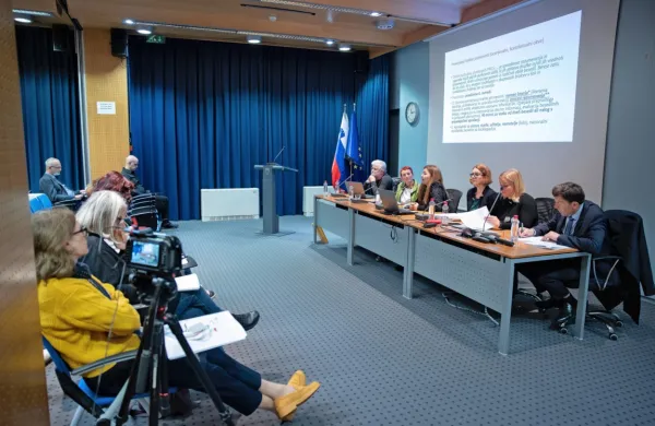 Mednarodna raziskava bralne pismenosti PIRLS 2021 je po letih 
višanja tokrat pokazala upad bralnih dosežkov slovenskih učencev, so navedli ob  predstavitvi rezultatov raziskave na ministrstvu 
za vzgojo in izobraževanje.