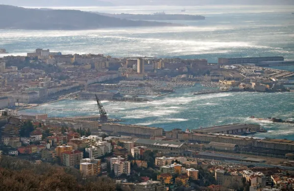 Na Tržaškem težave povzroča silovita burja s sunki nad 100 
kilometrov na uro.