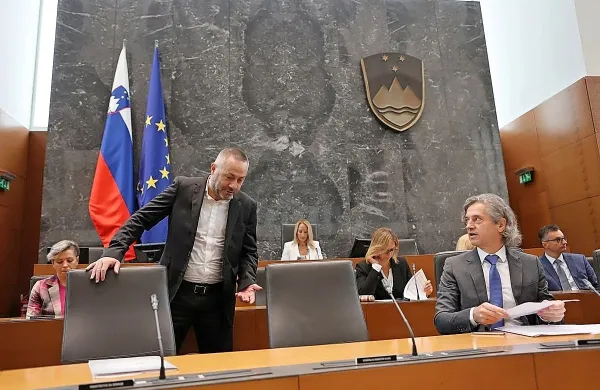 Etični kodeks za funkcionarje so sprejeli leta 2015, a je, kot kaže, le mrtva črka na papirju. Ta vlada bi lahko 
to spremenila, a ni. Danijel Bešič Loredan, denimo, ni bil deležen sankcij, ampak ga je oštel le predsednik 
vlade Robert Golob.