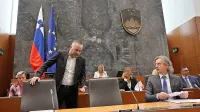 Etični kodeks za funkcionarje so sprejeli leta 2015, a je, kot kaže, le mrtva črka na papirju. Ta vlada bi lahko 
to spremenila, a ni. Danijel Bešič Loredan, denimo, ni bil deležen sankcij, ampak ga je oštel le predsednik 
vlade Robert Golob.