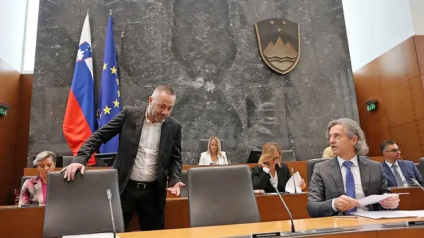 Etični kodeks za funkcionarje so sprejeli leta 2015, a je, kot kaže, le mrtva črka na papirju. Ta vlada bi lahko 
to spremenila, a ni. Danijel Bešič Loredan, denimo, ni bil deležen sankcij, ampak ga je oštel le predsednik 
vlade Robert Golob.