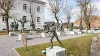 Muzej novejše zgodovine je  enajst kipov iz socialističnega povojnega obdobja priznanih slovenskih in hrvaških kiparjev iz 
parka Brdo v Park vojaške zgodovine v Pivki premestil v začetku 
leta 2022.