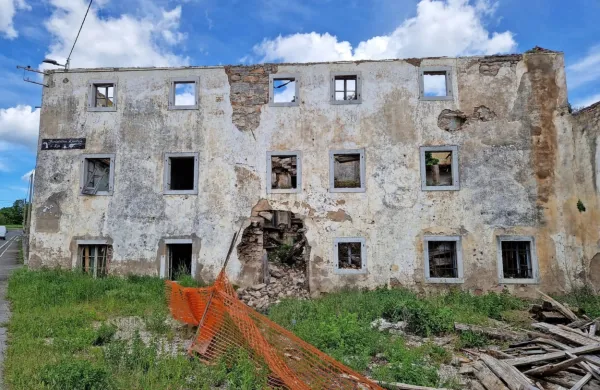 Nekoč furmanska gostilna, trgovina in ena najlepših hiš v Štorjah, 
danes že skoraj ruševina.