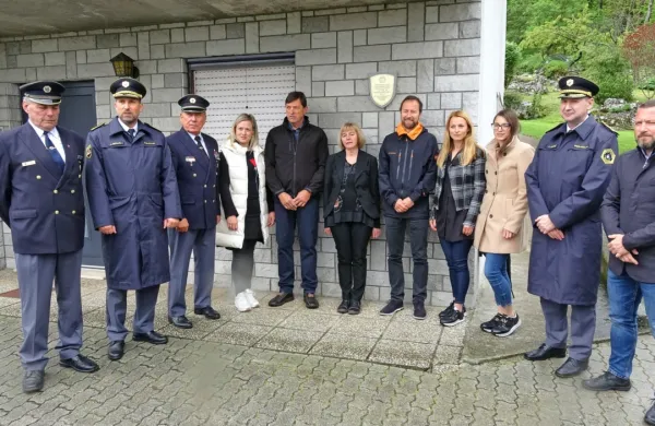 Društvo Sever za Primorsko in Notranjsko se je Ervinu Porti (peti z 
leve) z družino za hrambo skritega orožja v letih 1990 in 1991, 
namenjenega osamosvojitvi Slovenije, zahvalilo z odkritjem spominske plošče na pročelju njegove domače hiše v Knežaku.  