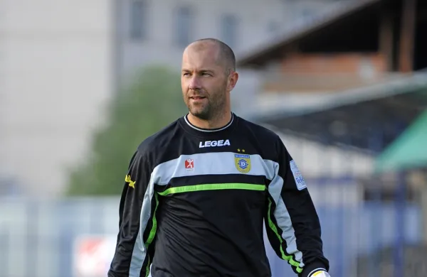 Dejan Nemec je bil ob prelomu tisočletja eden izmed najboljših 
slovenskih vratarjev. Zdaj  je osumljen tihotapljenja ljudi preko 
meja Evropske unije.