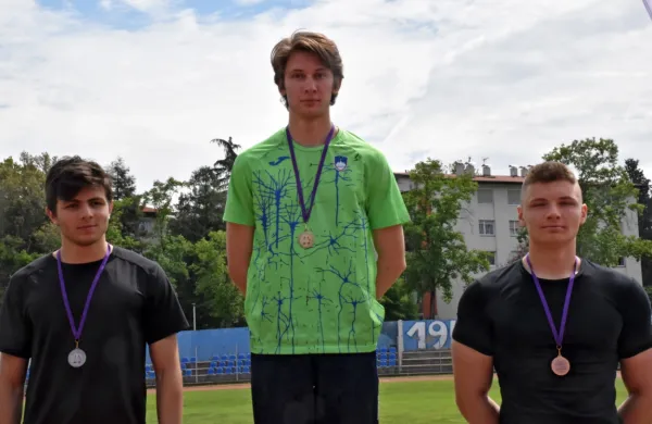 Najboljši v skoku v daljino, z leve so Maj Cizera Turk, Filip Bizjak 
(oba Gimnazija N. Gorica in Jan Kalšek  (Ekonomsko poslovna šola 
Koper).