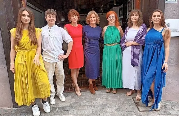 Ekipa Modra ženska s kustosinjo Estefanijo