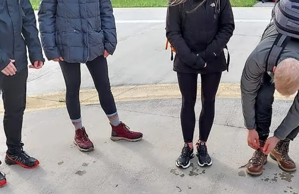 Takole obuti so dva Nemca, Nemka in Slovakinja  sestopali po 40-centimetrski snežni podlagi. Dokler je šlo. Potem so poklicali pomoč. 