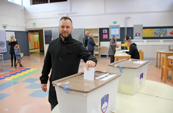 Kljub drugačnim napovedim je zunanji oddelek upravnega sodišča 
v Novi Gorici razpisal še en narok v postopku divaškega županskega kandidata Roberta de Lucie zoper občinsko volilno komisijo.