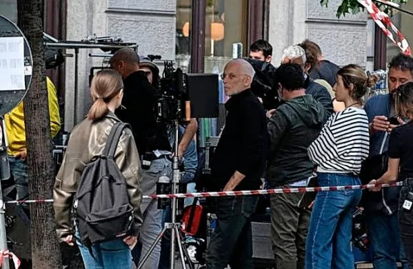 Režiserja in del filmske ekipe so mimoidoči danes lahko opazili pri 
kavarni San Marco. 