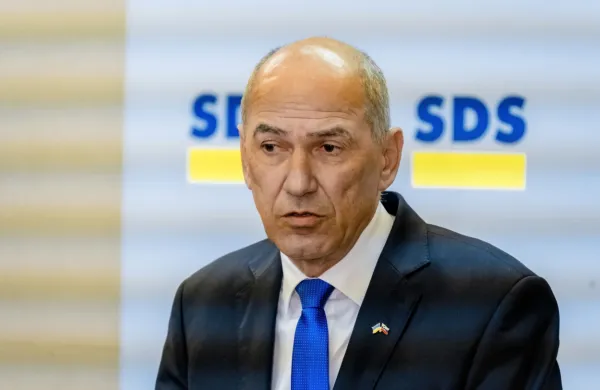 Med pričami sta tako aktualni kot nekdanji premier, Robert Golob 
in Janez Janša (na fotografiji).