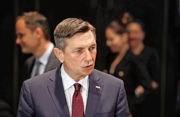 Bivši predsednik republike Borut Pahor ocenjuje, da je bila 
nedavna odločitev vlade o ukinitvi dneva spomina na žrtve 
komunističnega nasilja neprimerna in nesprejemljiva.
