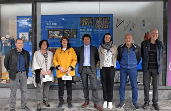 Avtor razstave Ervin Čurlič  (levo) z akterji klubske odbojke 
različnih genracij. Z leve so: Ines Vodopivec, Vita Vidič, Dr. Dejan 
Paravan, Tina Lipicer Samec, Ilko Vidic, Vojko Orel.  