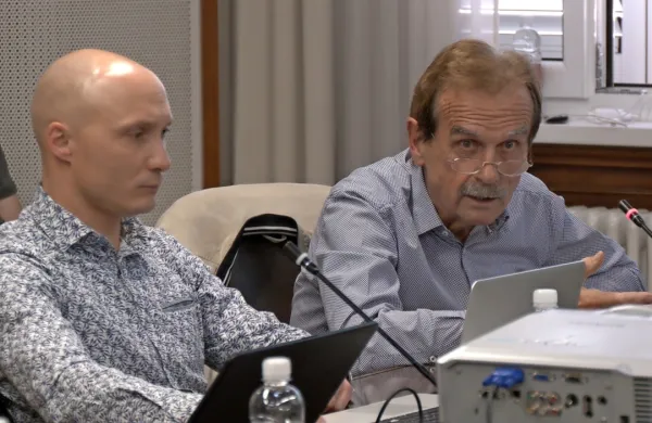 Drago Pirec (desno) opozarja, da bodo z reorganizacijo upravnih enot prikrajšani predvsem prebivalci 
kraškega podeželja.