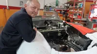 Edo Čuk v svoji delavnici ob Mercedesovem cabrioletu iz leta 
1956.