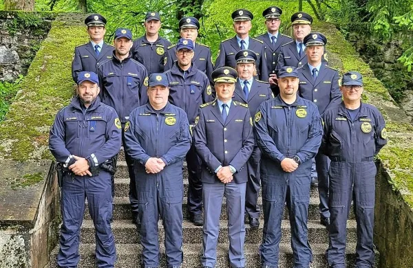 Sedem pogumnih policistov in njihovi nadrejeni:  tolminska policista Jaka Obid in Primož Lapanja sta prvi in drugi z leve v srednji 
vrsti.