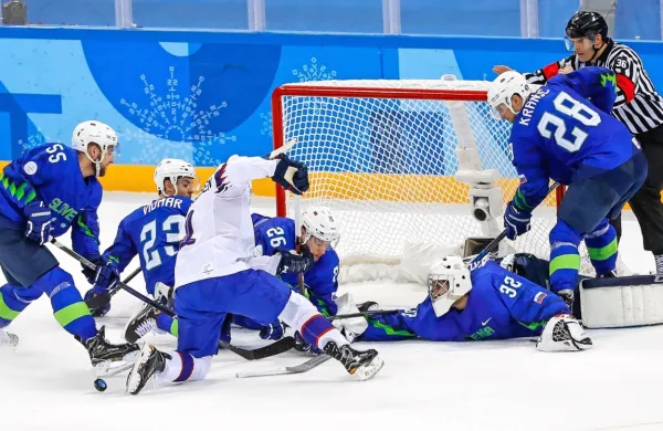 Slovenska hokejska reprezentanca je na svetovnem prvenstvu 
elitne skupine v Latviji igrala peto tekmo in doživela še peti 
poraz. 
