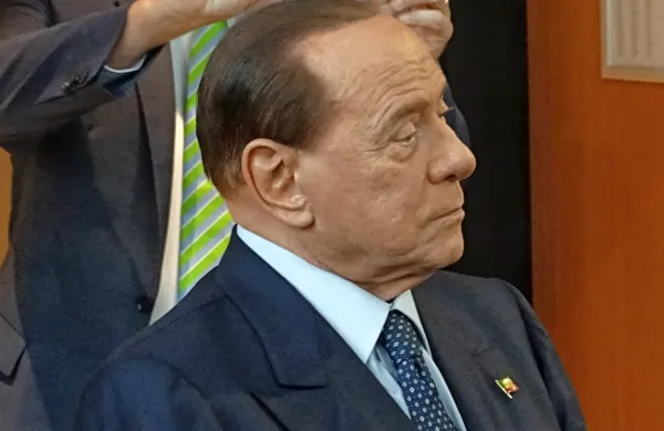 Nekdanji italijanski premier in vodja desnosredinske koalicijske 
stranke Naprej Italija Silvo Berlusconi je bil danes odpuščen iz 
bolnišnice San Raffaele v Milanu.