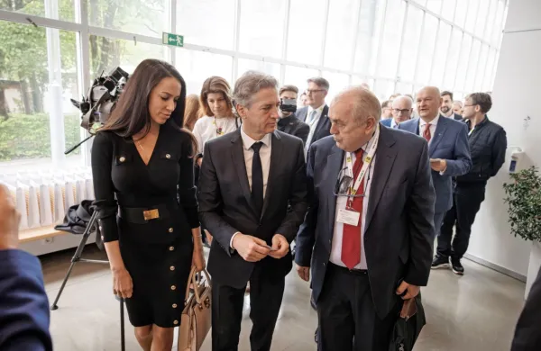 Odprtje mednarodne konference z naslovom Iz kriznega menedžmenta v novi optimizem, ki jo organizira IEDC - Poslovna šola 
Bled skupaj z medijskim partnerjem Bloomberg Adria.