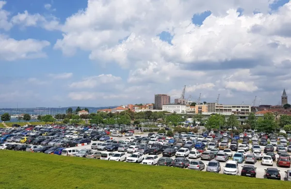 Koprčanke in Koprčani so zgroženi nad višjimi cenami parkiranja, 
ki so po mnenju mnogih pretirane, če že ne     oderuške.