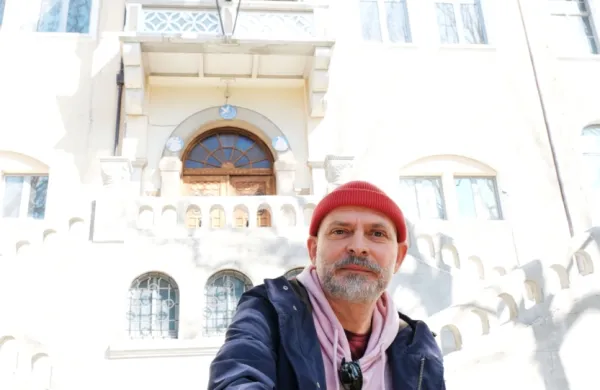Novogoričan Peter Szabo je kot dijak klasičnega liceja verouk pri 
patru Rupniku obiskoval v nekdanjem semenišču, kjer danes 
domuje goriška izpostava tržaške univerze.  