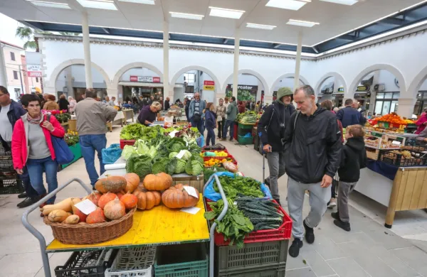 Na koprski tržnici svoje pridelke prodajajo kmetje iz istrskega 
podeželja,  Krasa, Posočja,   Štajerske in celo Dalmacije.