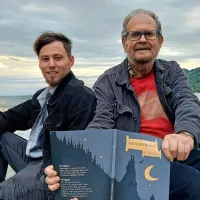 Ilustrator Jurij Devetak in Marko Kravos ob morju, z Devinom na 
obzorju in seveda  s  sadom skupnega dela: stripovsko pripovedjo Deva 
iz Devina, izdano pri Založništvu tržaškega tiska.