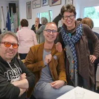 Na tovrstnem srečanju seveda niso mogli manjkati niti tisti, ki 
čezmejno kulturo soustvarjajo  v duhu Kravosove, Sosičeve in še čigave 
povezovalnosti (z leve): Igor Pison, Martin Lissiach in Živka Persi. 
