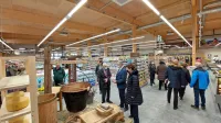 Ob odprtju  februarja lani (na sliki) je imel lepotec med marketi, Market Brda, 1300 kvadratnih metrov površin, a ker kupcev, predvsem 
italijanskih,  ni toliko, kot so pričakovali, so prodajne kapacitete skrčili za dobro tretjino.