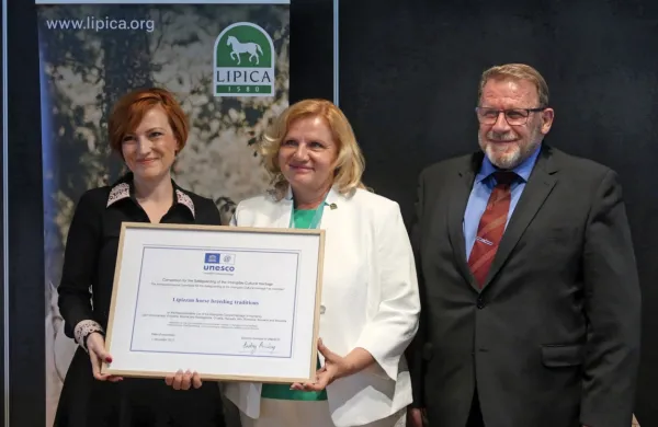 Listino o vpisu  tradicije reje lipicanskih konj na Unescov seznam 
nesnovne kulturne dediščine človeštva je direktorici Kobilarne 
Lipica Tjatjani Vošinek Pucer (na sredini) izročila ministrica za 
kulturo Asta Vrečko. Ob njima strokovni vodja konjereje  in 
konjeništva v Kobilarni Lipica Janez Rus.