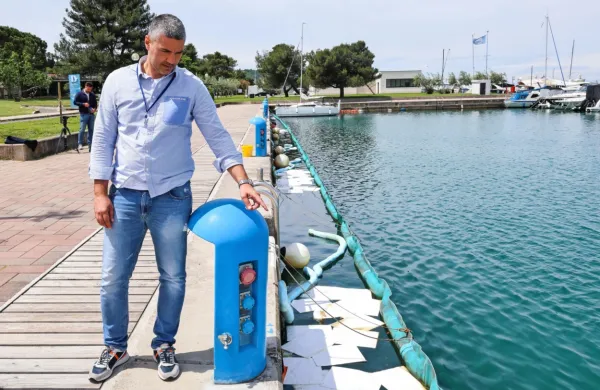 Pred sezono i&scaron;čejo 30.000 litrov nafte v zemlji pod hotelom Delfin