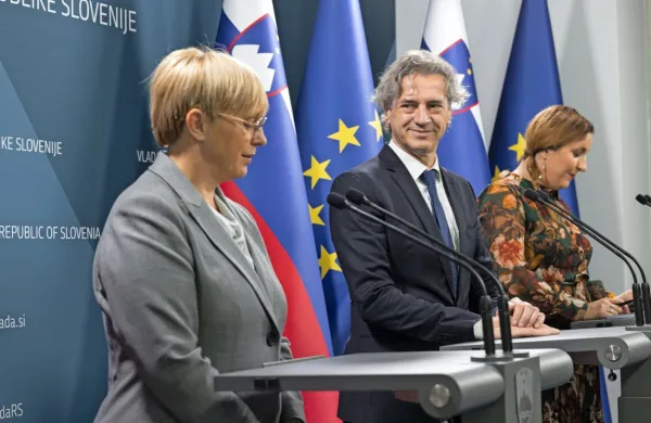   

Predsednica republike Nataša Pirc Musar (levo) ima skoraj enako 
plačo kot predsednik vlade Robert Golob.