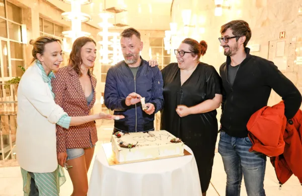 Da torta skoraj praviloma spravi ljudi v dobro voljo, dokazuje tudi fotografija dela ekipe predstave Kaos 
(z leve): igralke Mojca Funkl, Medea Novak, Ana Facchini  in Žiga Udir ter Diego de Brea med njimi.   