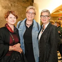 Tris  stebrov goriškega gledališča in kulture (z leve): Martina Mrhar, 
dramaturginja SNG NG in predstave Kaos, Neda Rusjan Bric, igralka in  
režiserka, ki je ena glavnih krivk za  čudež po imenu  prestolnica 
kulture GO!2025,  ter direktorica gledališča Mirjam Drnovšček.