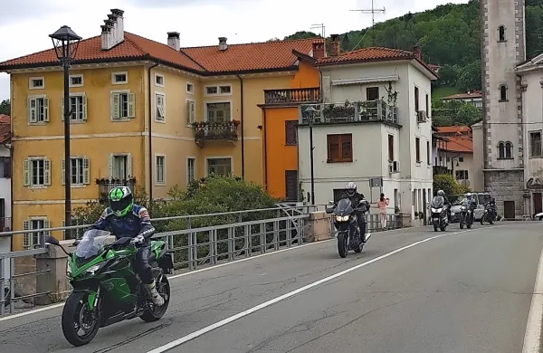 Predvsem slikovite ceste v Posočju poleti oblegajo motoristi. 